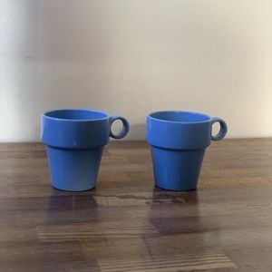 A set of 2 tea mugs
